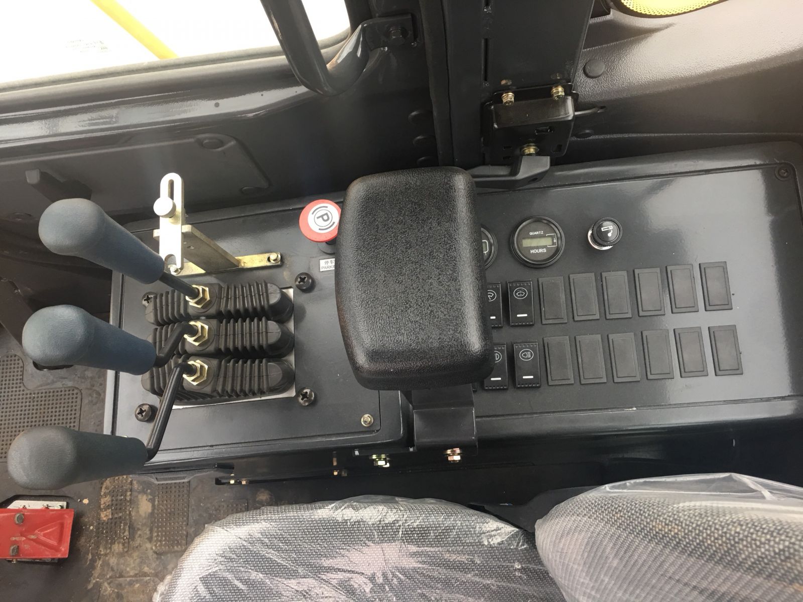 Tay trang điều khiển máy xúc lật Liugong 2 tầng đổ ZL50CN Tay trang điều khiển máy xúc lật Liugong 2 tầng đổ ZL50CN