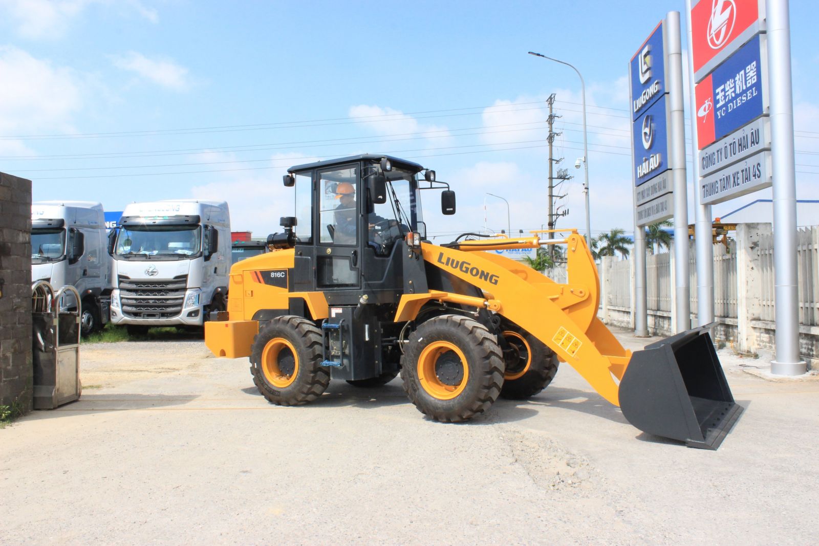 Máy xúc lật liugong gầu 1 m3 816C Máy xúc lật liugong gầu 1 m3 816C