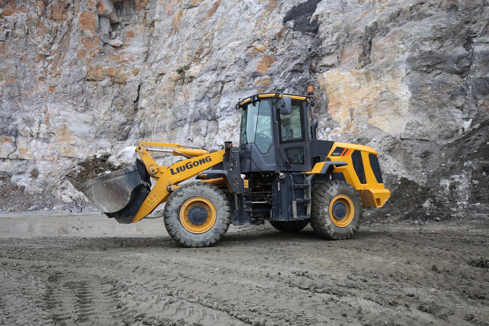 máy xúc lật 835H