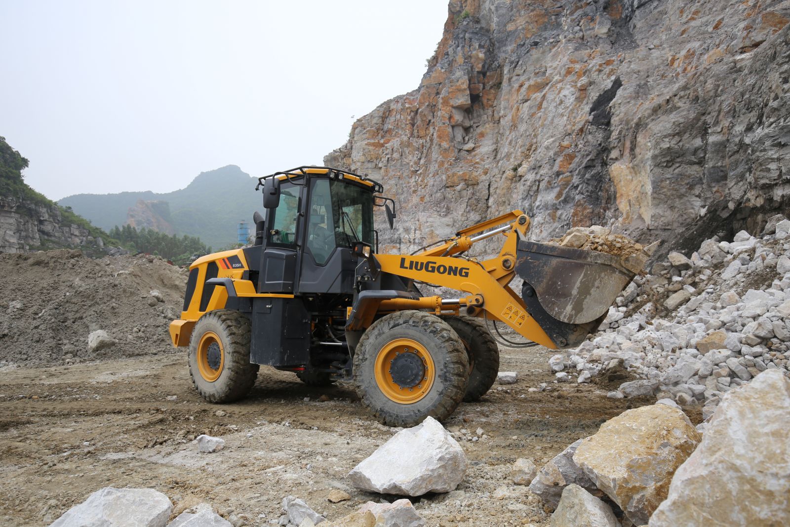 Ước lượng giá cả một số loại máy xúc lật trên thị trường hiện nay