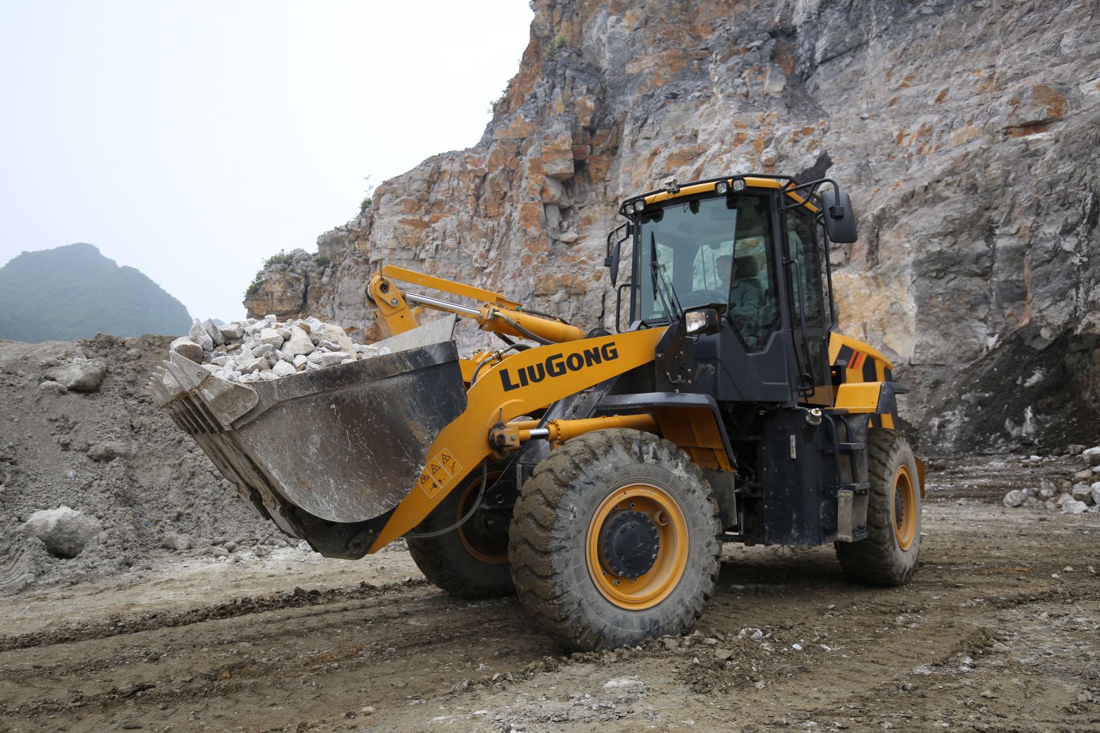 máy xúc lật liugong xúc đá