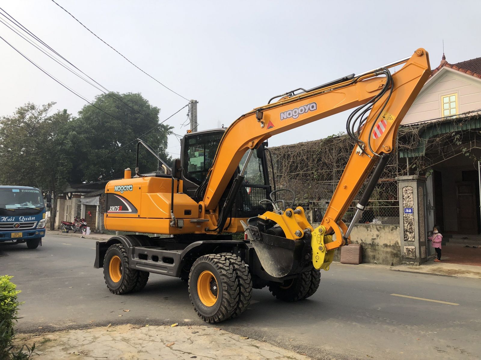 máy xúc đào bánh lốp gầu 0.3 m3