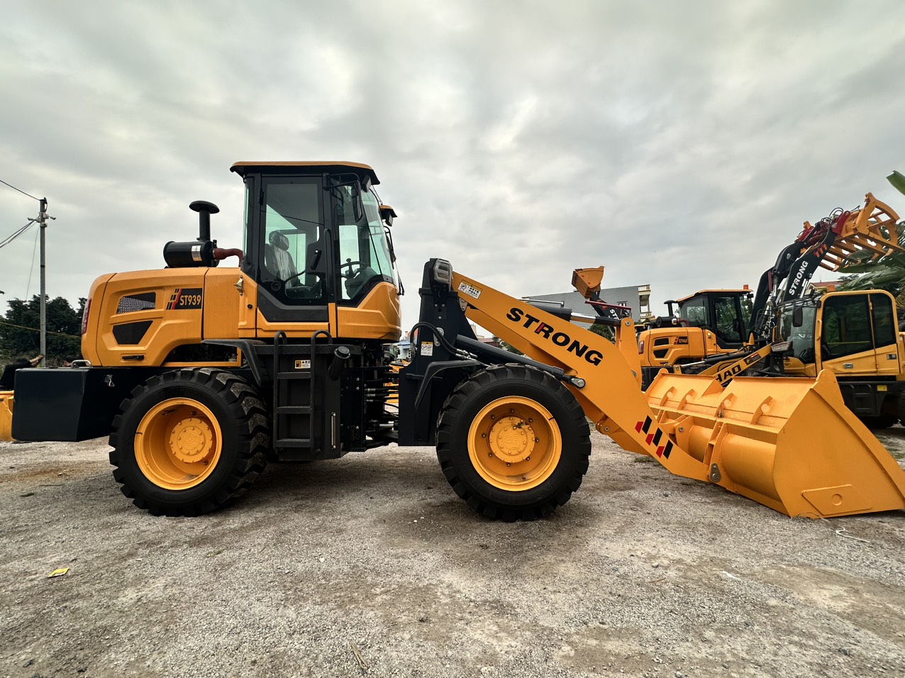 Máy Xúc Lật Gầu 1.5 m3 ST939 Động Cơ Yuchai 85kW Bền Bỉ | Giá Rẻ