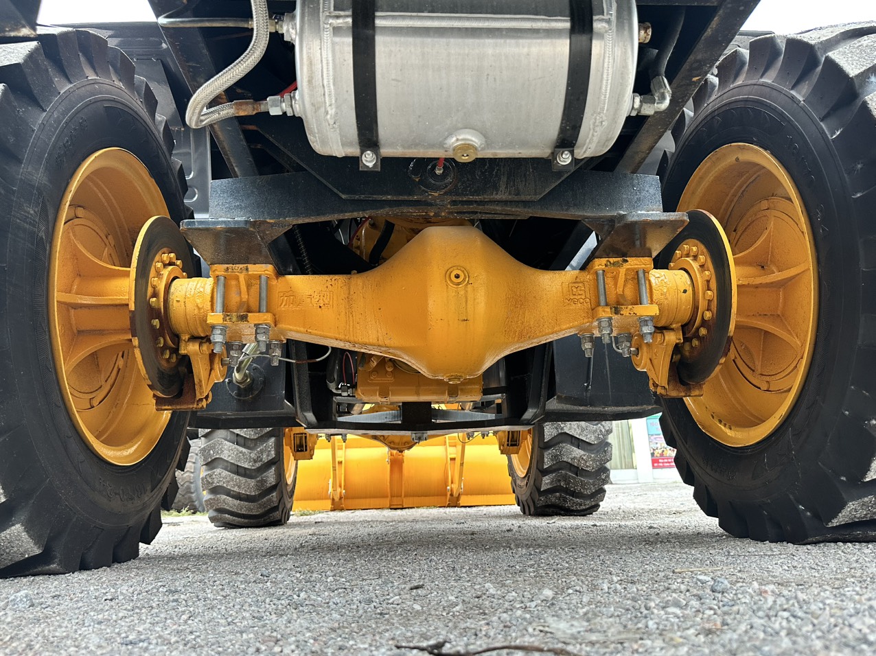 Máy xúc lậy Strong 939 gầu 1.5 m3 sử dụng cầu to 2 cầu chắc chắn Máy xúc lậy Strong 939 gầu 1.5 m3 sử dụng cầu to 2 cầu chắc chắn