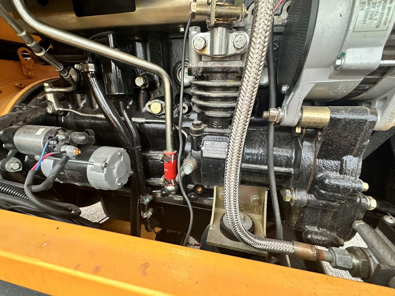 Động cơ Yuchai lắp trên dòng máy xúc lật ST939 Động cơ Yuchai lắp trên dòng máy xúc lật ST939