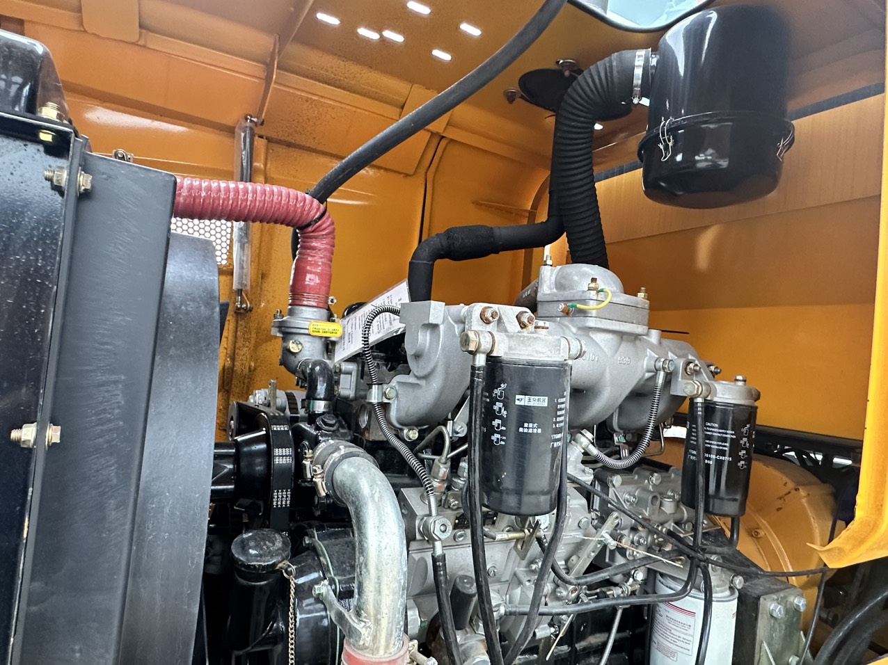 Động cơ được trang bị thêm lọc ướt và thêm 1 tấng két làm mát dầu hồi Động cơ được trang bị thêm lọc ướt và thêm 1 tấng két làm mát dầu hồi