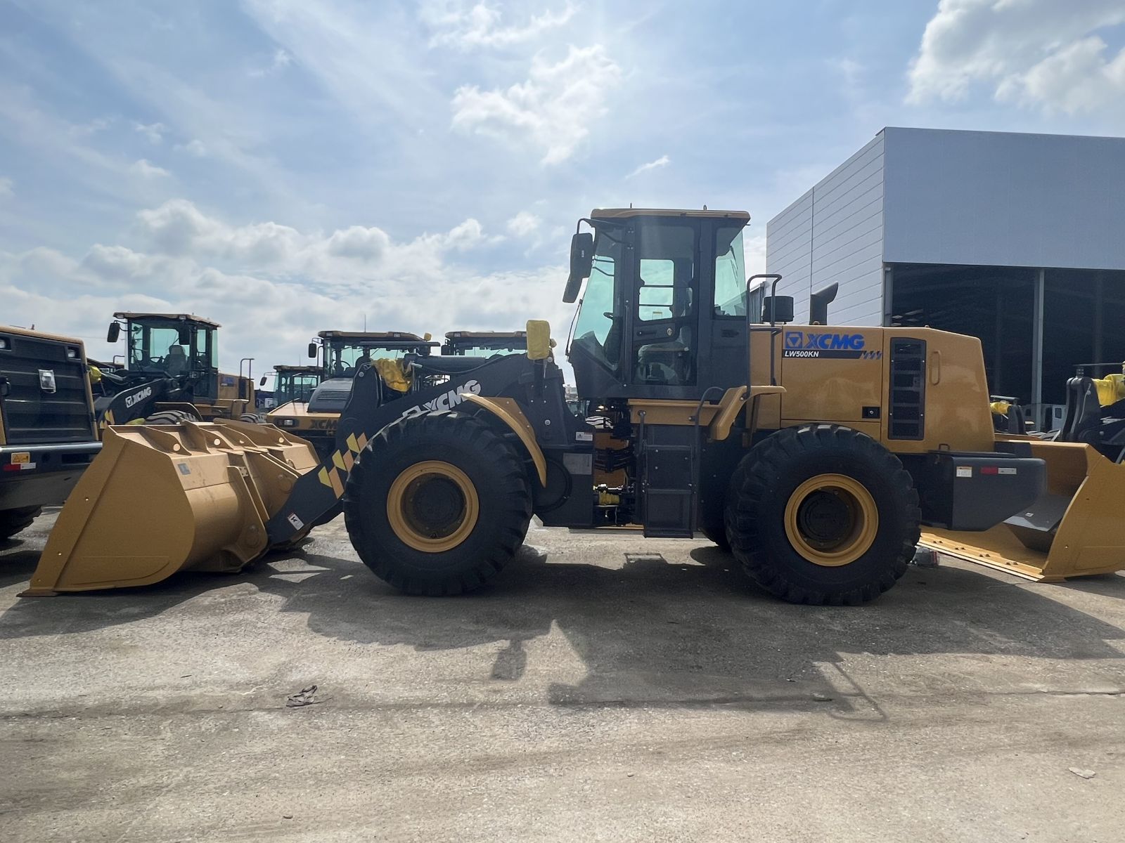 Máy xúc lật XCMG LW500KN gầu 3,5 m3 Máy xúc lật XCMG LW500KN gầu 3,5 m3