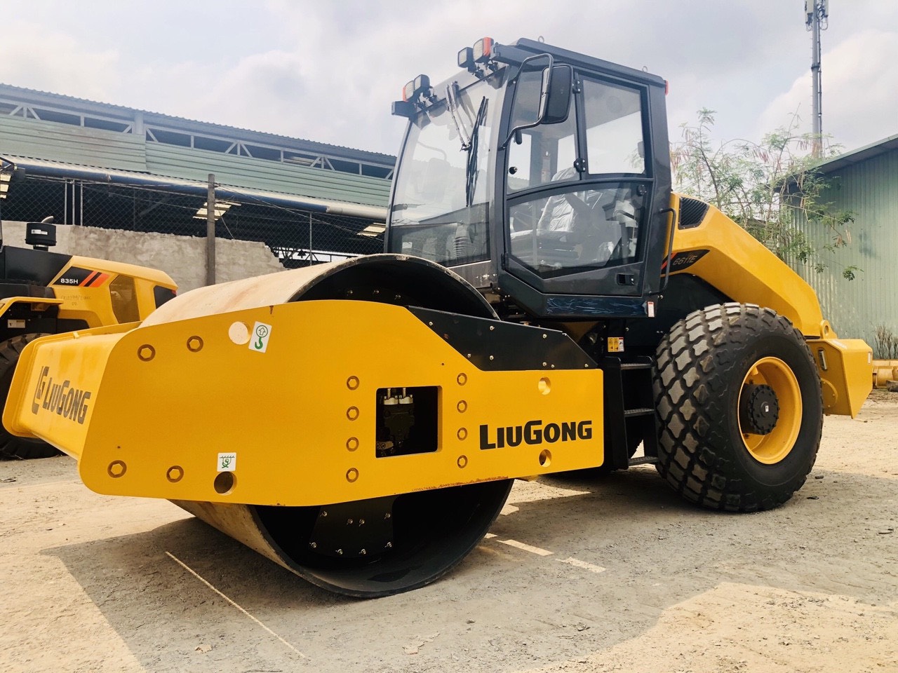 Xe Lu Rung Liugong 2 cầu tự trọng 11.3 tấn rung 30 tấn