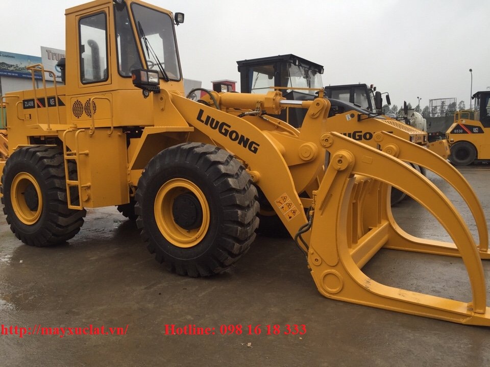 máy xúc lật gắp gỗ