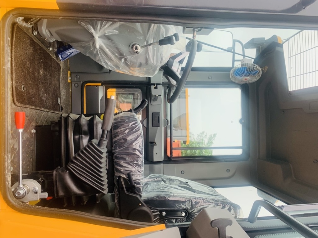 Cabin máy xúc lật Strong ZL933 đầy đủ tiện nghi Cabin máy xúc lật Strong ZL933 đầy đủ tiện nghi